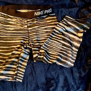 Nike pro capri workout leggings